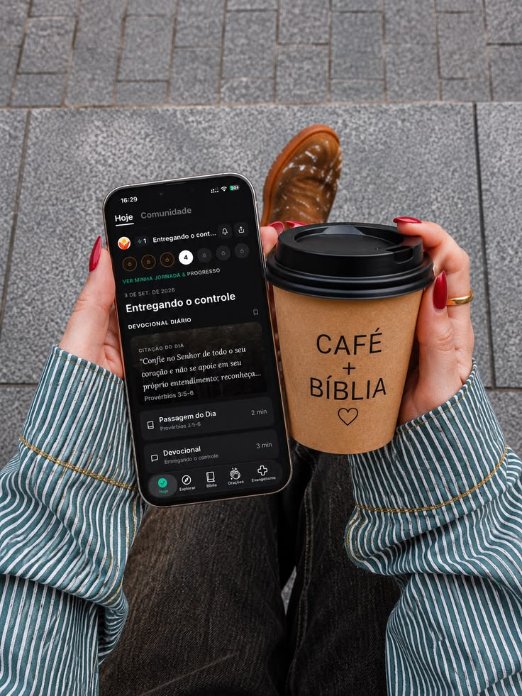 Pessoa usando o app VERBO enquanto toma café